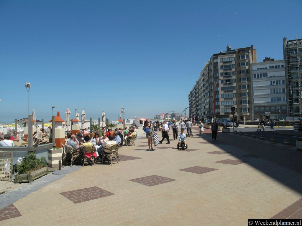 Dit is de Zeedijk in Knokke-Heist. Over deze boulevard loop je langs het strand. Bijna alle historische gebouwen langs de Belgische kust zijn helaas vervangen door flats. Ook hier.